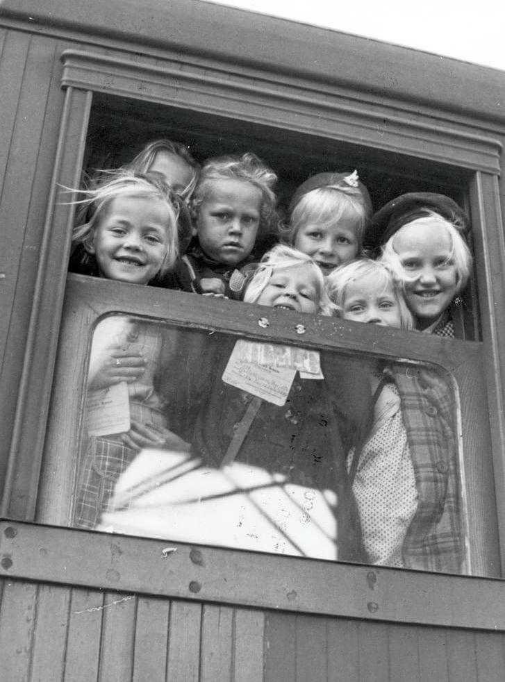 1939 – finska krigsbarn anländer till tryggheten i Sverige.