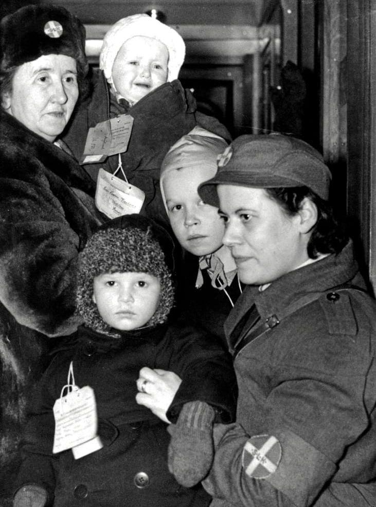 Februari 1944 – 132 finska krigsbarn kommer med extratåg till Boden, för vidare resa söderut. (Här är det mycket möjligt att Nanny Olsson och hennes systrar var med, de reste till Sverige i februari 1944, med tåg.)