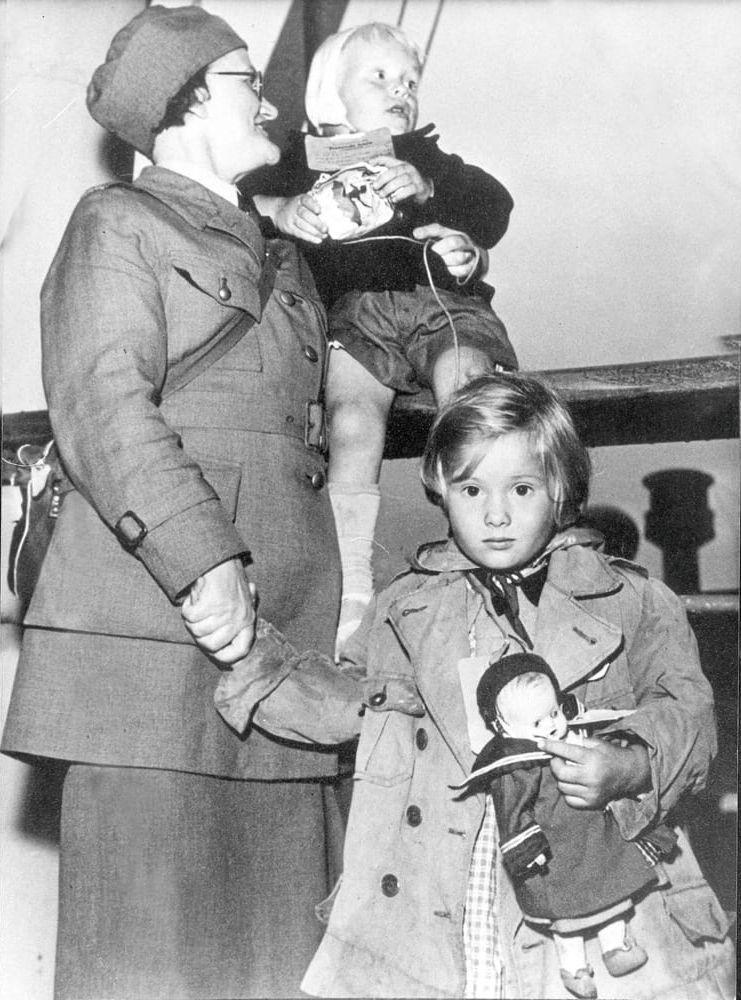 1945 – två finska krigsbarn tar farväl kvinnan från Hjälpkommittén för Finlands barn, för nu skall de åka hem igen till sina föräldrar.