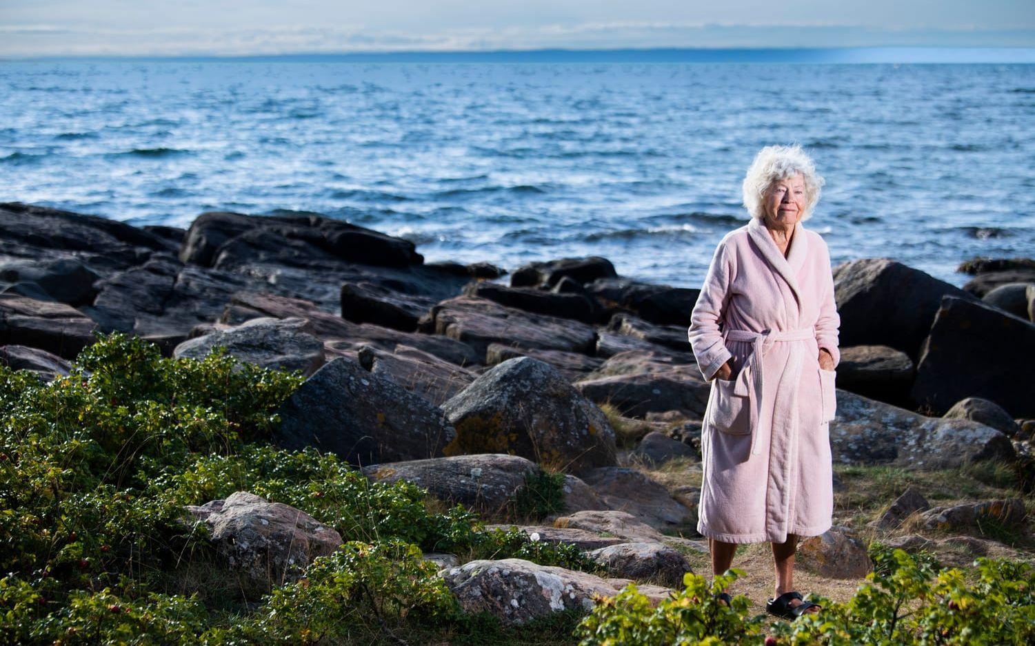 Nanny Ohlsson är ett av de tiotusentals finska krigsbarn som skickades till Sverige under andra världskriget. ”Mina föräldrar trodde att vi tre systrar skulle bo på ett barnhem tillsammans i ett halvår, men så blev det ju inte…”. 