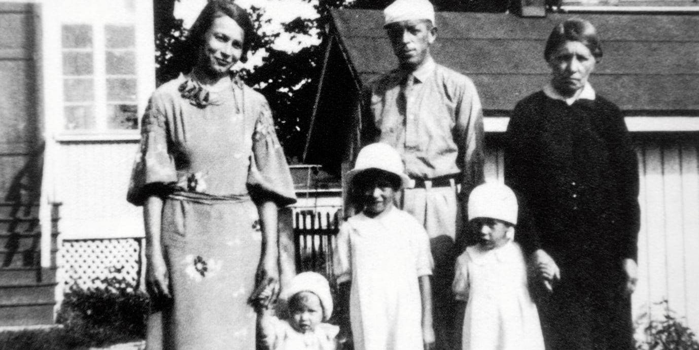 Från vänster mamma Jenny, Nanny, Ulla, Marianne och pappa John. Till höger farmor Emilia.