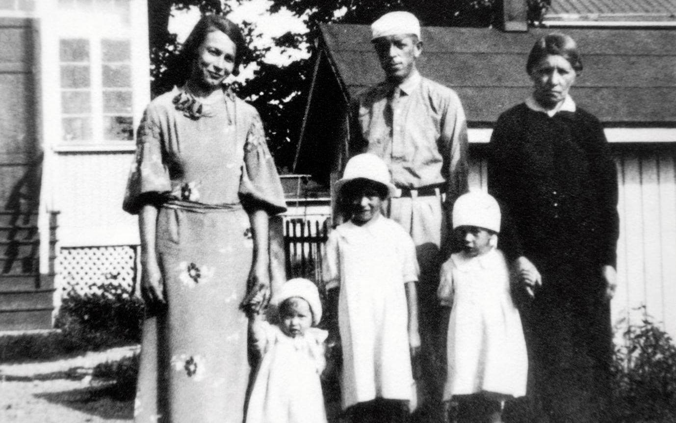 Från vänster mamma Jenny, Nanny, Ulla, Marianne och pappa John. Johns släkt kom ursprungligen från Värmland, medan Jenny var uppvuxen i S:t Petersburg.  Till höger står farmor Emilia.