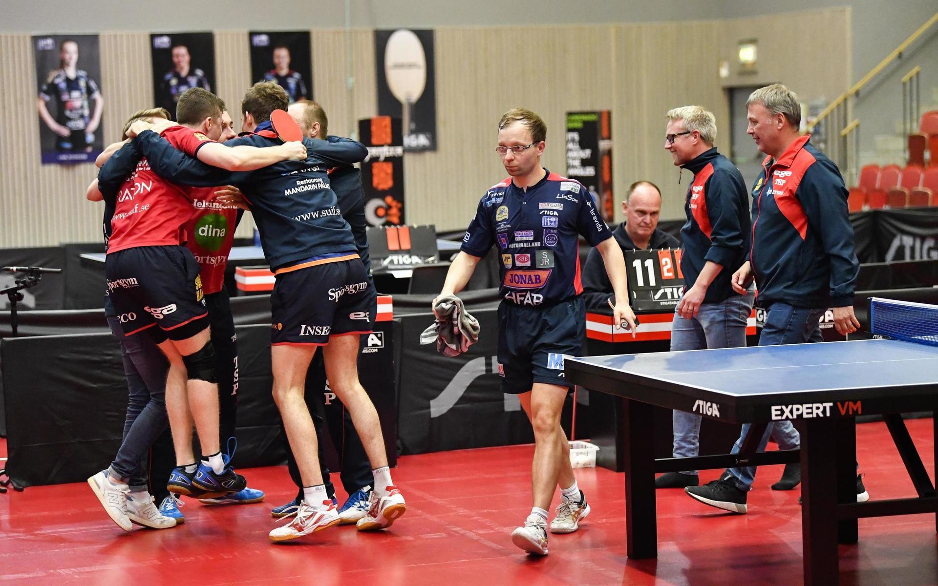 Halmstad BTK:s Fabian Åkerström deppar medan Anders Eriksson och hans lagkamrater i Söderhamn dansar kollektiv hälsingehambo av glädje efter seger med 4–2 i den tredje avgörande SM-finalen.