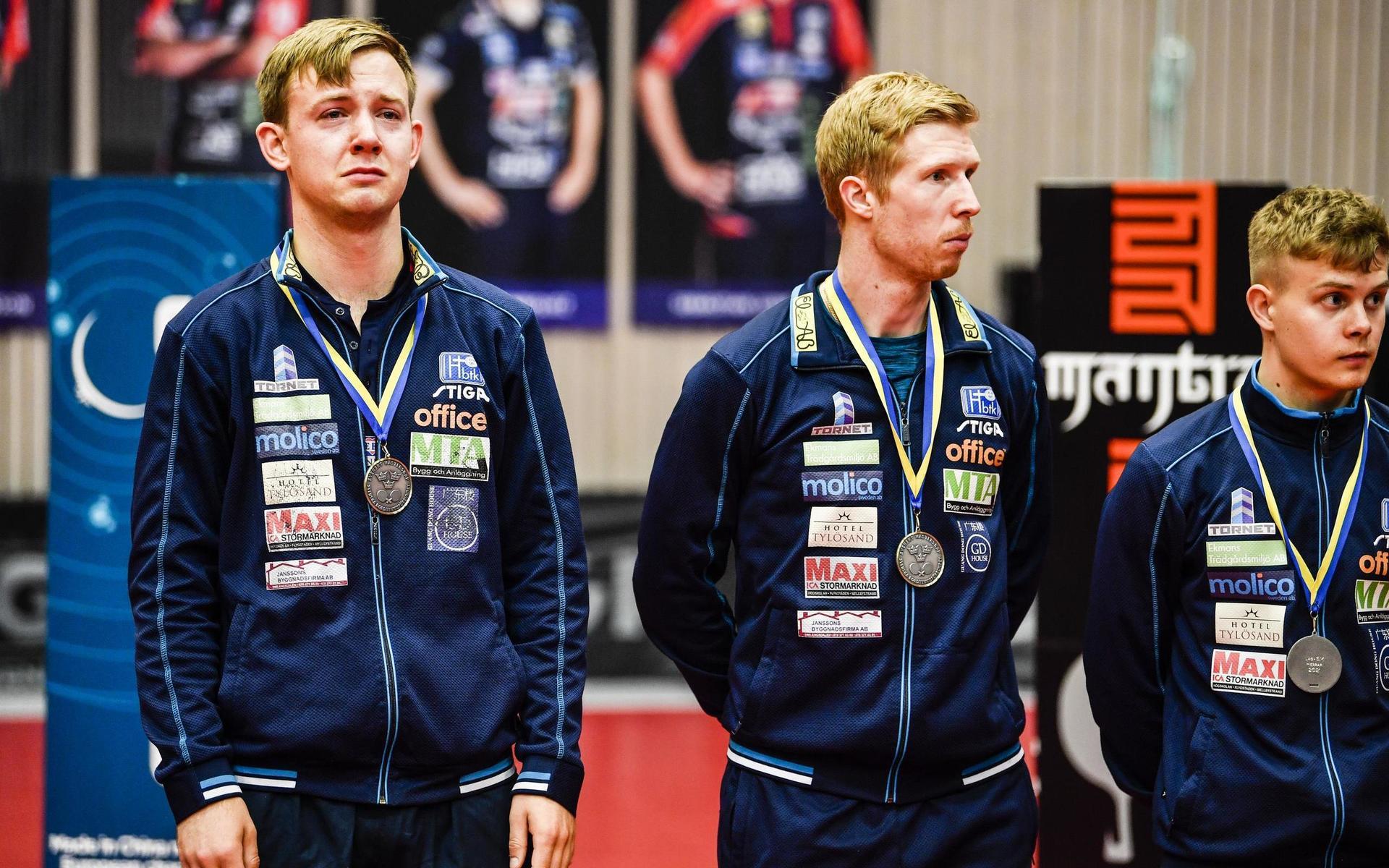 Dystra HBTK-spelare med silvermedaljerna: Ranefur, Arvidsson och Haug.