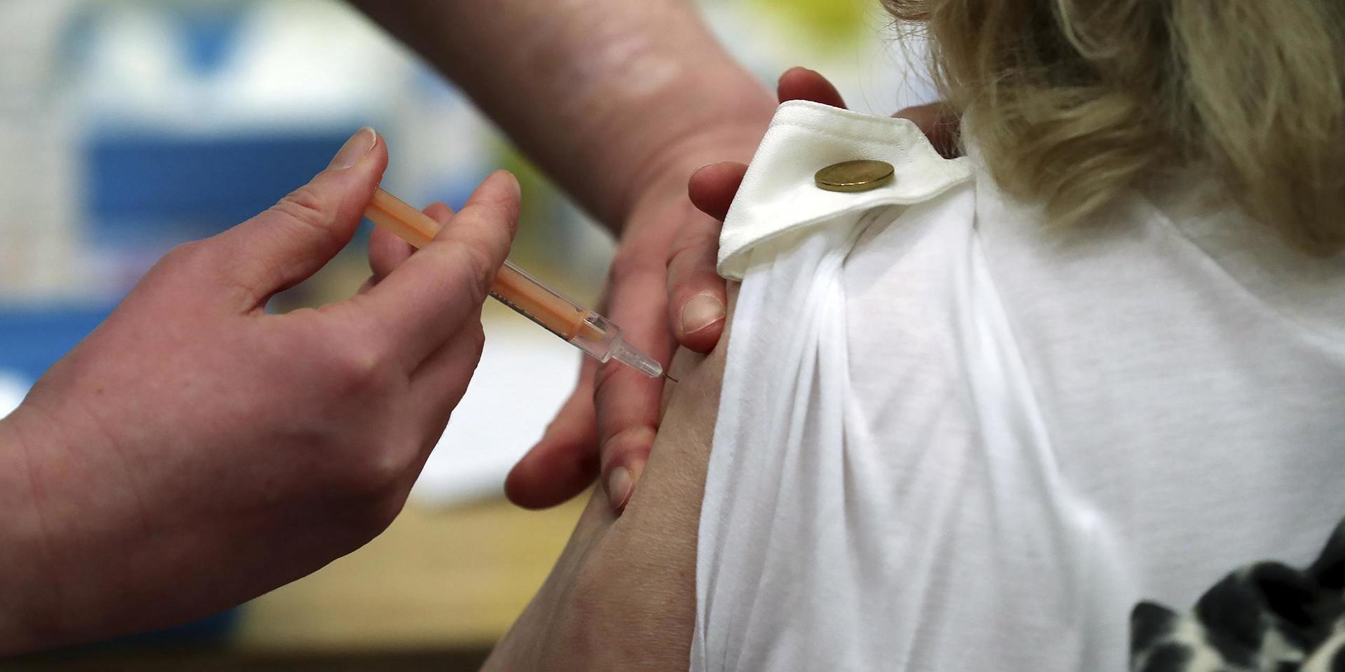 Vaccineringen mot covid-19 har påbörjats i Laholms kommun. Nu kommer skolsköterskor att stötta upp den ordinarie vårdpersonalen.