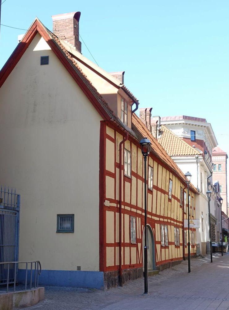 Konsul Wreds salong – han köpte nr 48 i östra roteln 1856 – låg på gården bakom den byggnad vid Storgatan/Bankgatan som i dag hyser Skånskan…