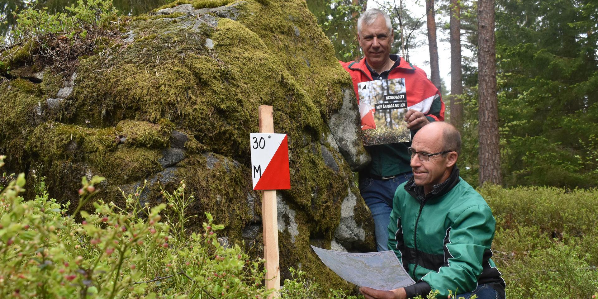Björn Oscarsson (stående) och Dag Svensson vid en naturpasskontroll i skogarna öster om Hyltebruks samhälle.