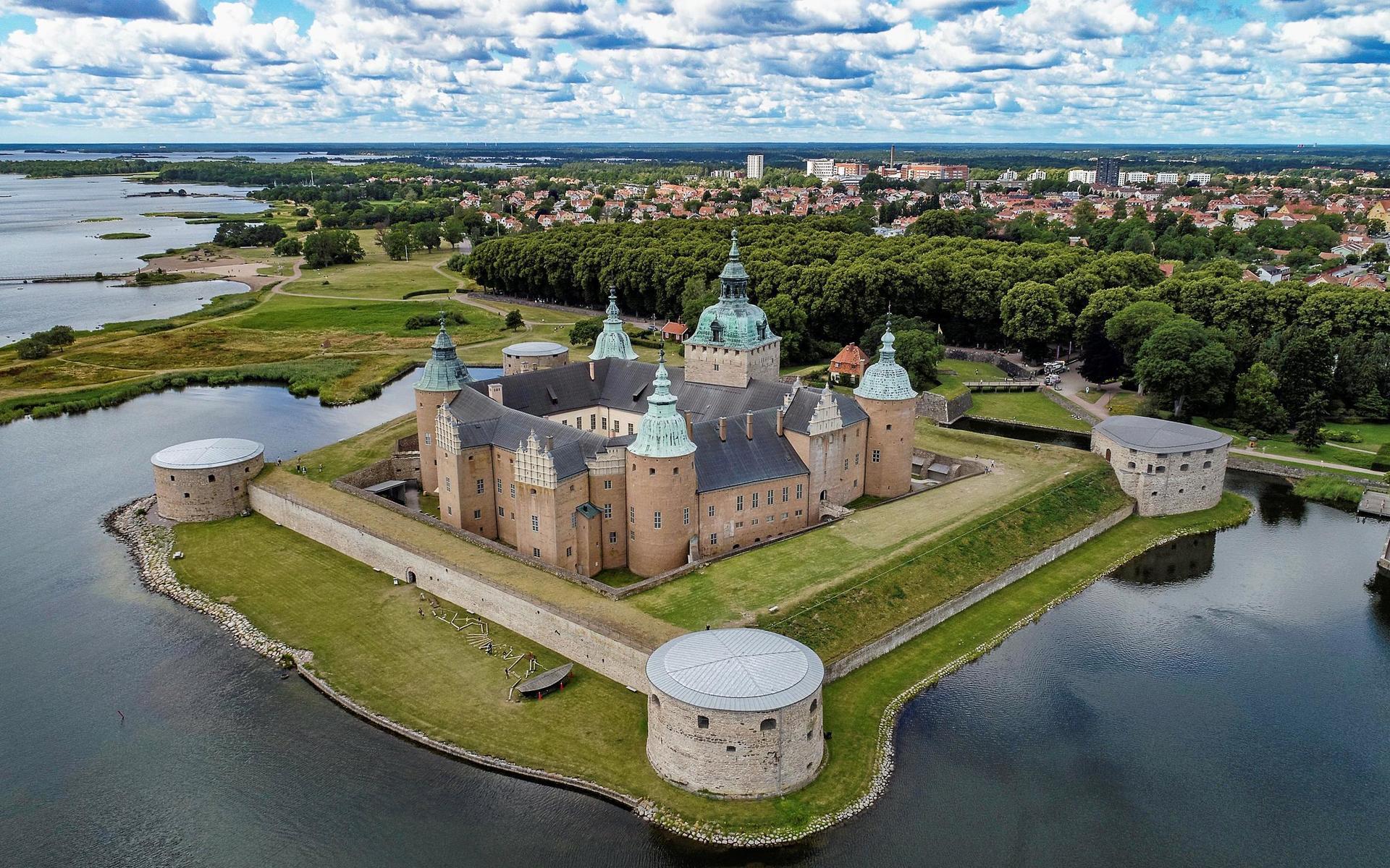 Kalmar kom på 21:e plats i WSP:s Stadsbarometer, men enligt Fredrik Bergström har de i Kalmar gjort en sak som varit lyckosam: flyttat in högskolan till stadskärnan. Här syns slottet, med centrum i bakgrunden. 