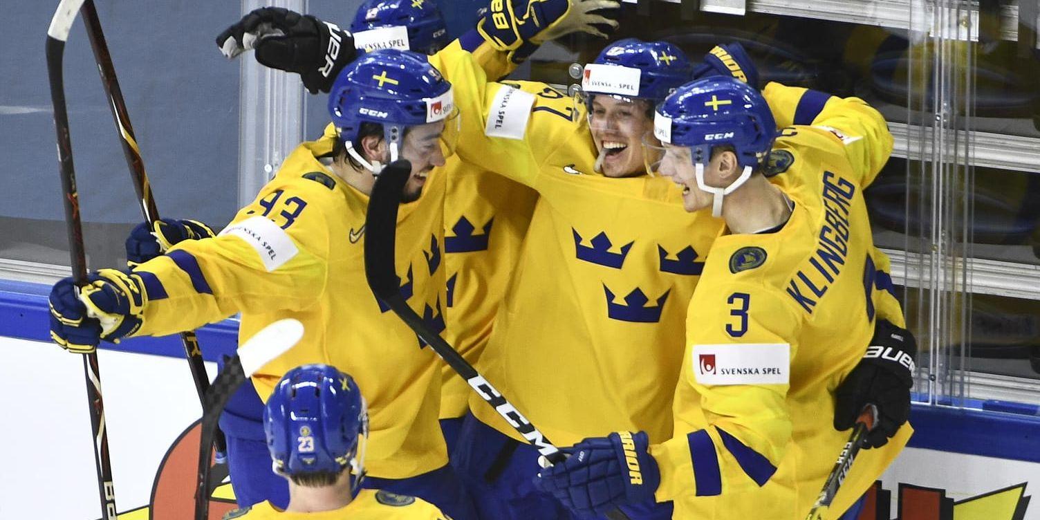 Svenskt kramkalas sedan Rickard Rakell gjort 4–0 mot Vitryssland i VM-premiären.