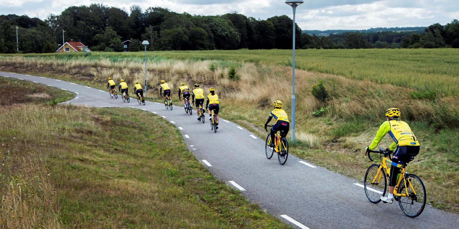 Team Rynkebys Hallandslag får inte cykla till Paris på grund av coronapandemin, men samlar ändå in miljoner till Barncancerfonden.