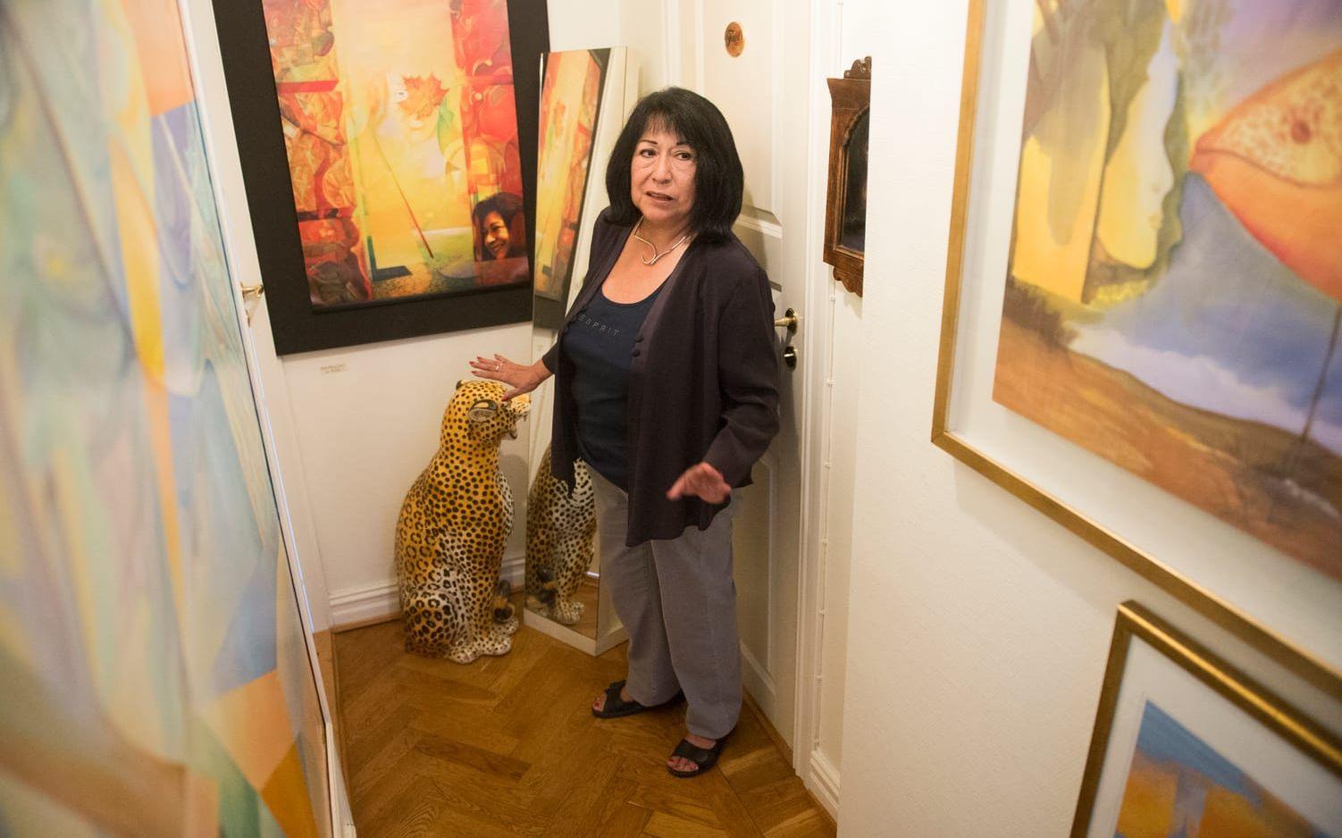 Lägenhetsvisning. Pilar Gonzalez har fyllt hela sitt vardagsrum med konstverk av olika slag – både tavlor och statyer. Bild: Roger Larsson