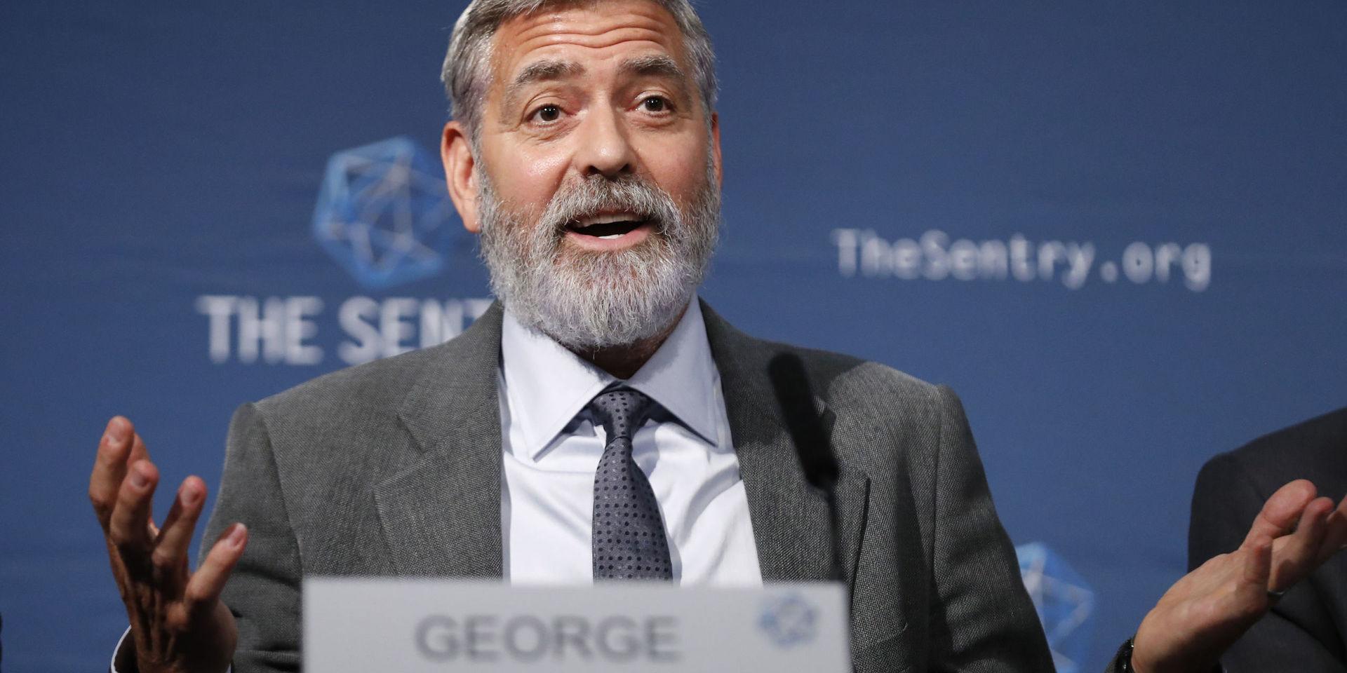 Skådespelaren George Clooney vid en presskonferens i London, då han som företrädare för organisationen The Sentry pekar ut globala företag som medskyldiga till oroligheterna i Sydsudan. 