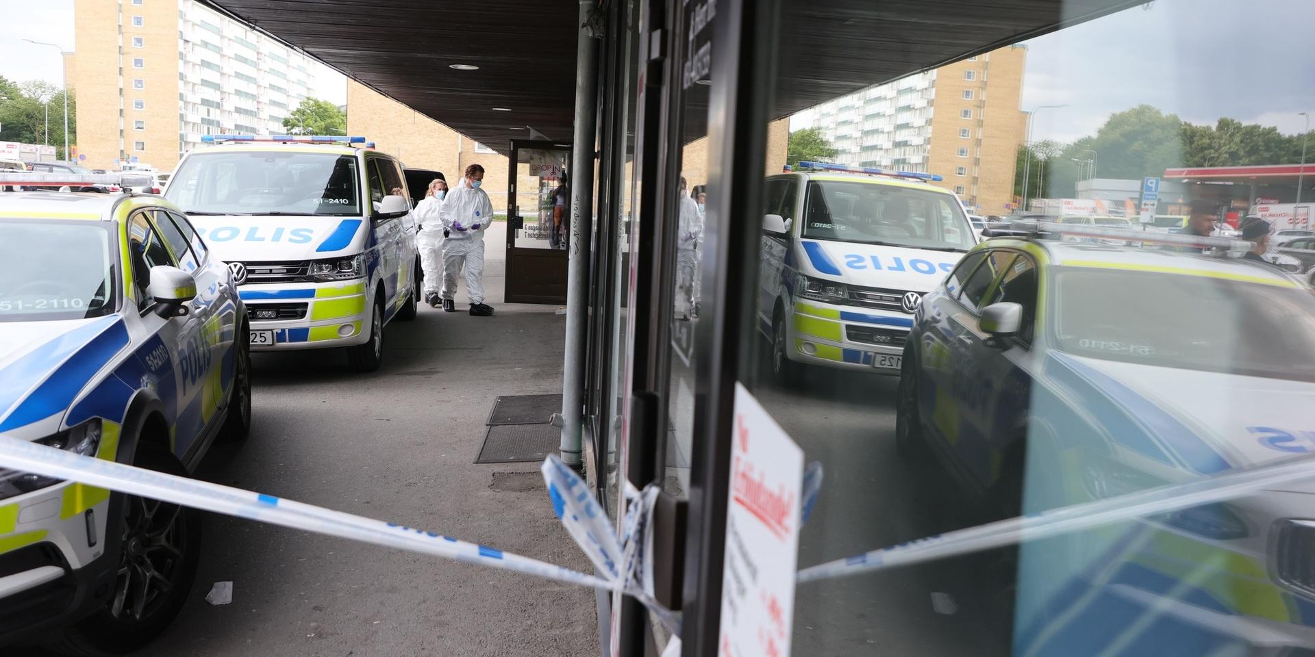 En man i 25-årsåldern sköts till döds inne på en salong vid Marklandsgatan i Göteborg. Den brutala händelsen fångades på film.