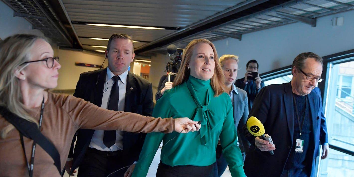 Centerpartiets partiledare Annie Lööf på väg in till talmannen för att rapportera om sitt sonderingsuppdrag.