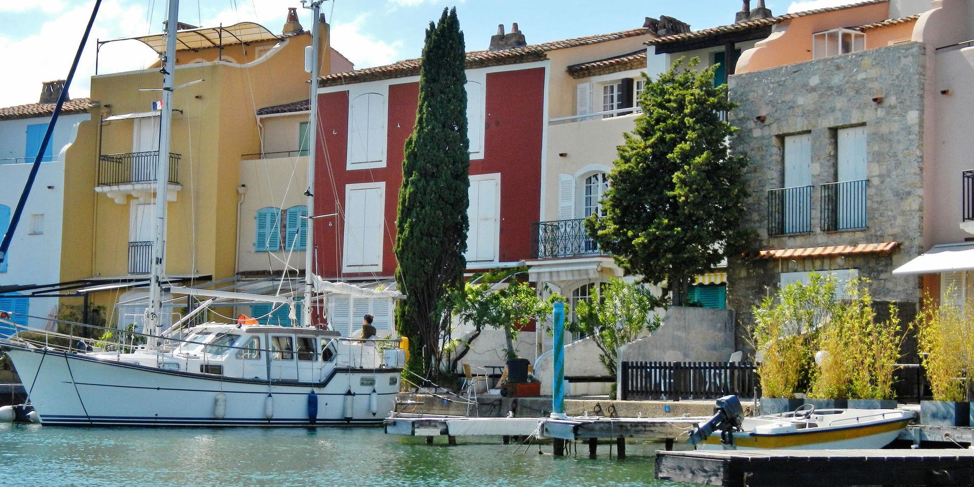 Port Grmiaud i St Tropez, som skribenten ser som en förebild för hur det skulle kunna byggas i Halmstad. Bild: Panoramio