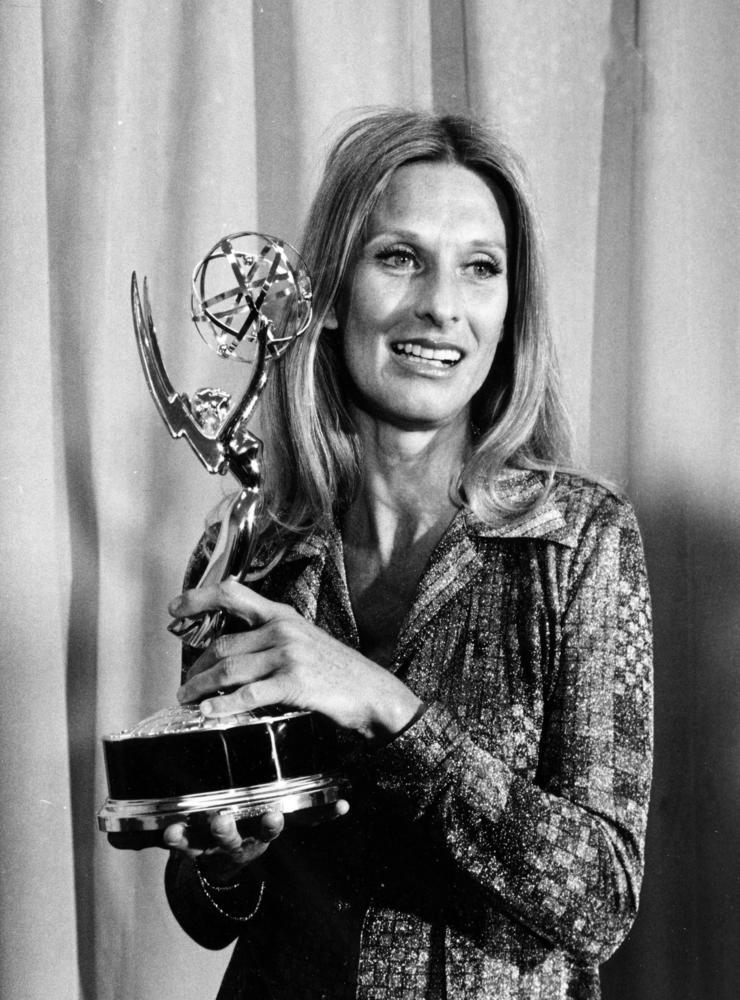 Cloris Leachman 1975 med en av sina sammanlagt nio Emmys.