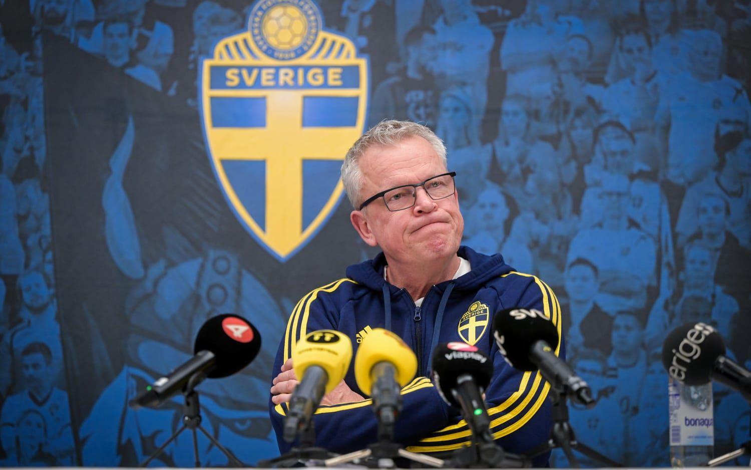 Janne Andersson på den extrainsatta pressträffen dagen efter bråket med experten Bojan Djordjic.