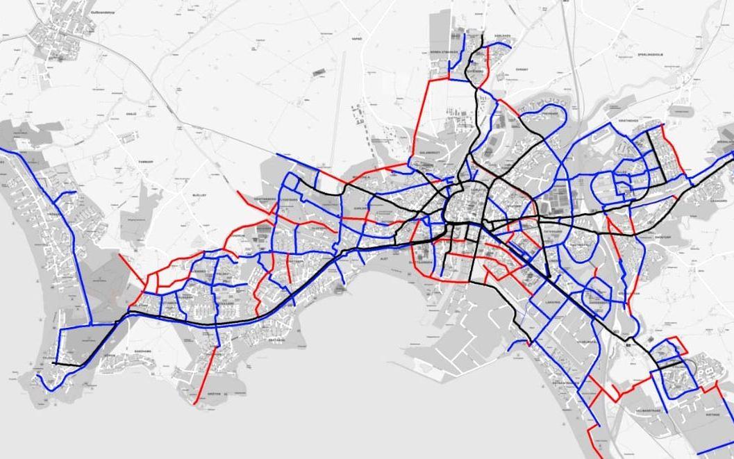 Behovet av nybyggnation i Halmstads huvudvägnät. Svart är superstråk, blå linjer visar huvudstråk och röda linjer visar var det behöver byggas ny cykelbana. Bild: Halmstads kommun