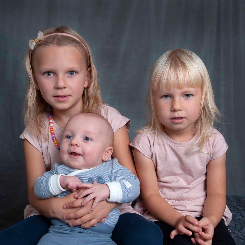 Jennie och Mattias Nofors, Åled fick den 5 augusti en pojke som heter Isak. Han vägde 3410 g och var 50 cm lång. Syskonen heter Isabella och Nelia.