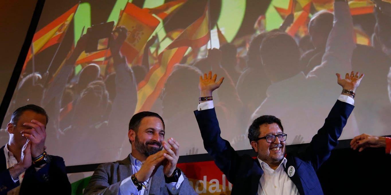 Vox-ledaren Santiago Abascal och den regionale kandidaten Francisco Serrano firar efter söndagens val i Andalusien.