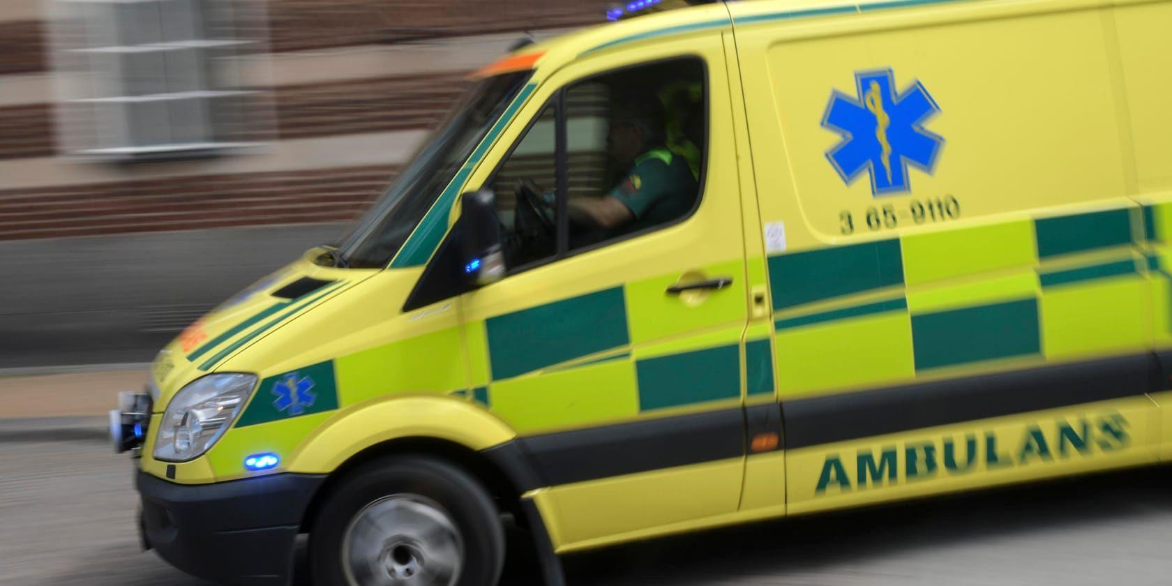 Privatpersoner sträckte in armarna in i en ambulans för att filma vid en dödsolycka i Glimåkra. Arkivbild.