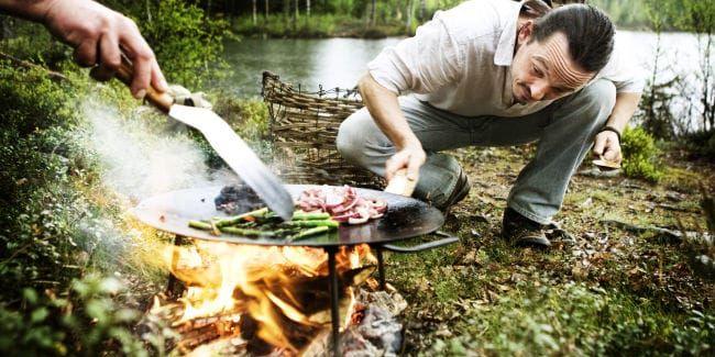 Naturnära. Juha Rankinen har blivit expert på att laga mat i det fria. Han är en av flera kockar i boken "Från håv till tallrik – hur du rensar och tillagar fisk".