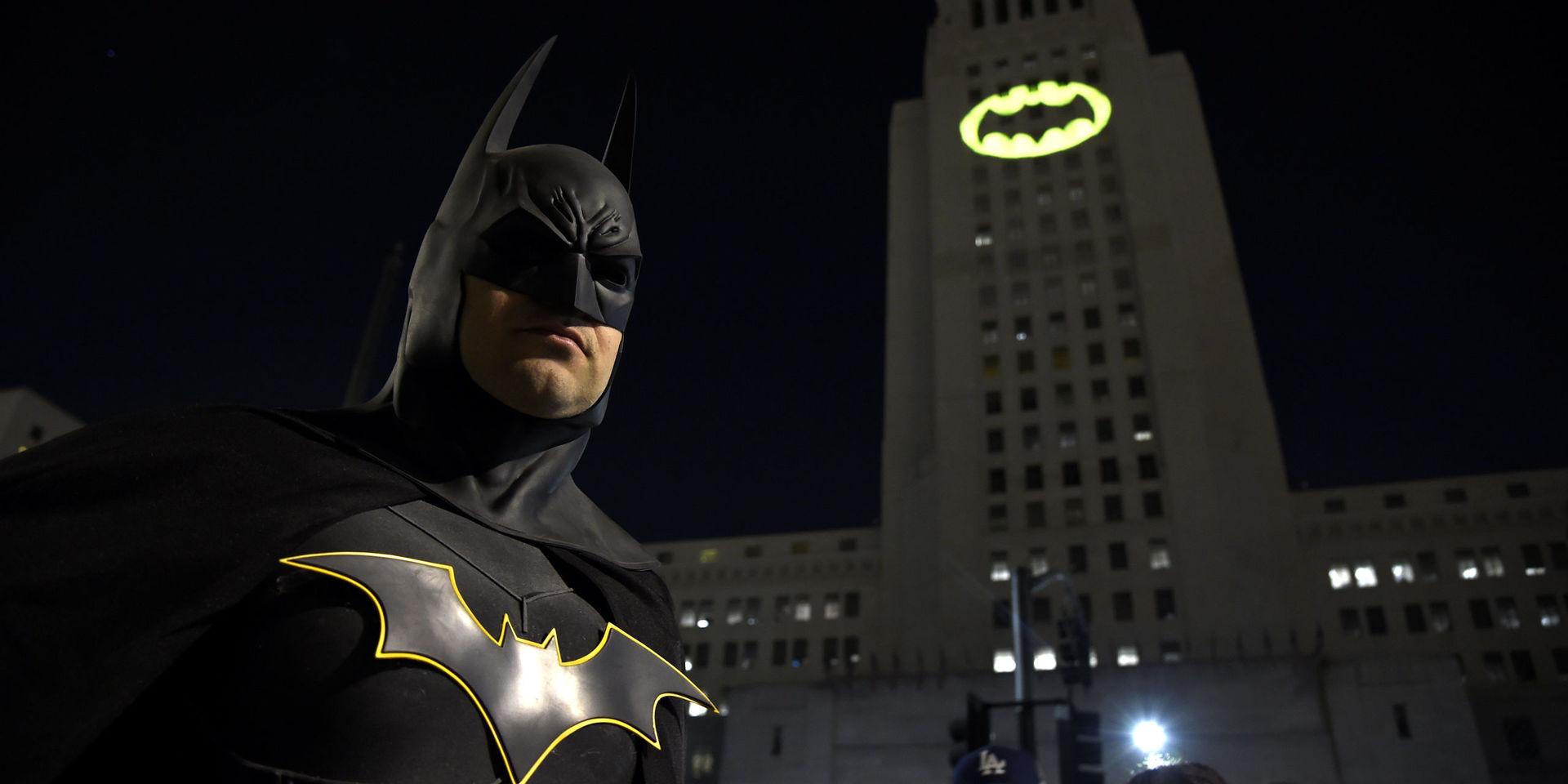 En Batman-strålkastare i Los Angeles efter skådespelaren Adam Wests bortgång 2017. Arkivbild.