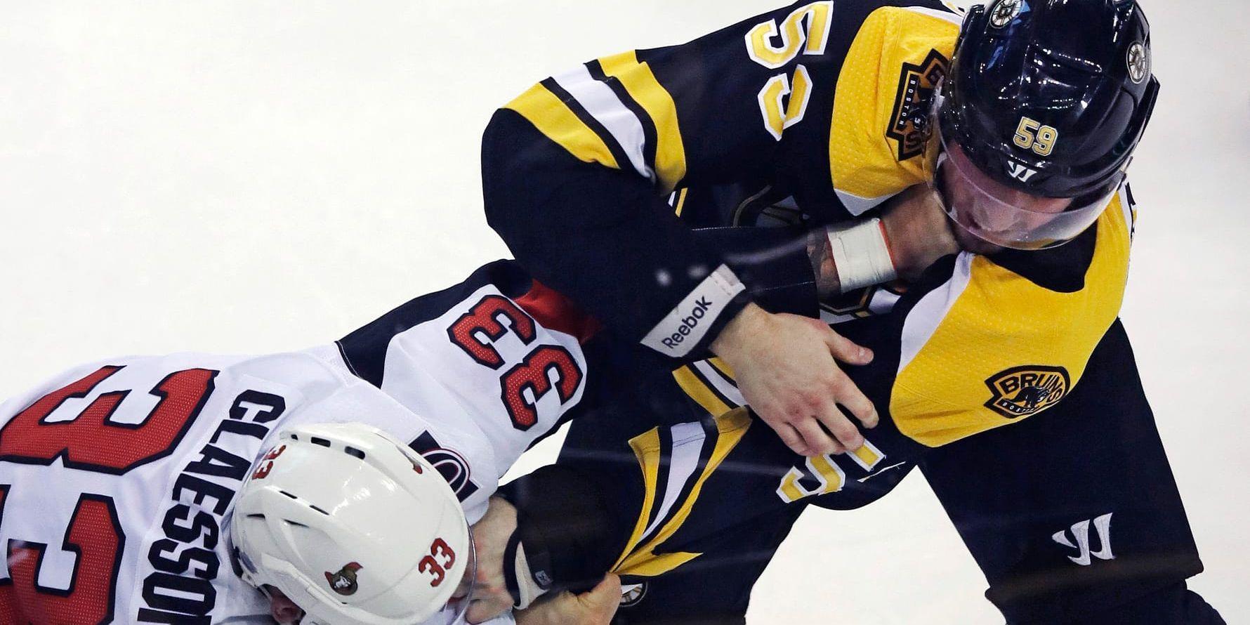 Ottawas Fredrik Claesson och Bostons Tim Schaller i onsdagens NHL-slagsmål. Arkivbild.