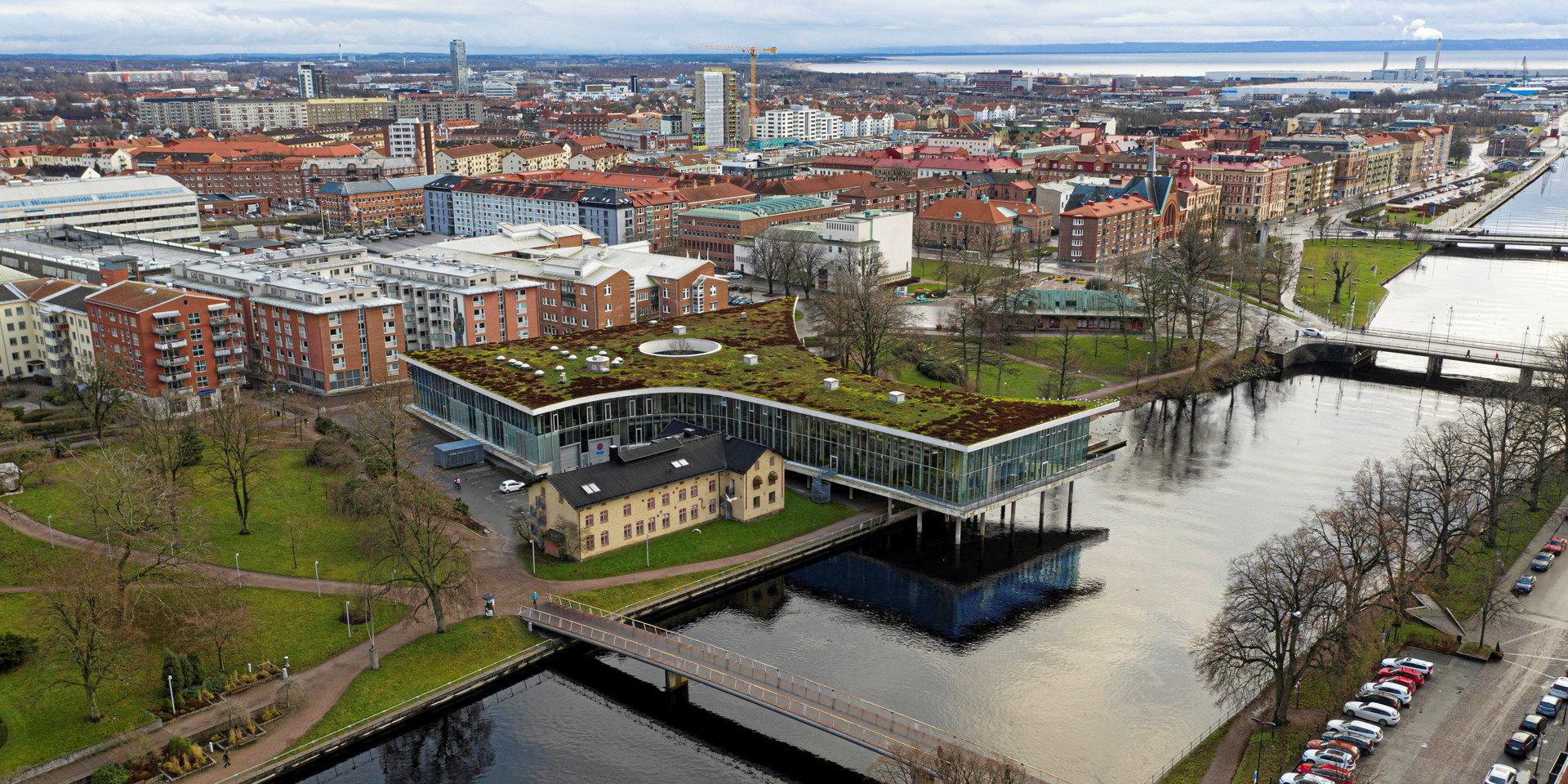 Att ett nytt stort hotell i centrala Halmstad skulle förbättra problemen med citykärnan och bidra med något positivt för handel och kultur känns tveksamt, anser skribenten.