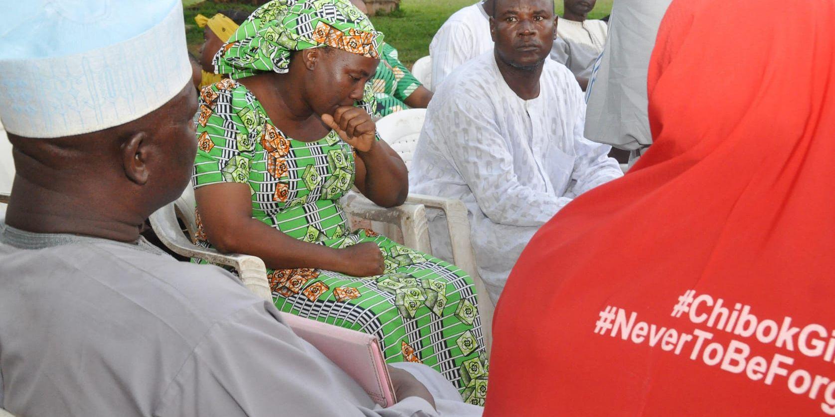 En mamma gråter efter att ha sett en video på sin kidnappade dotter, som hållits fången av terrororganisationen Boko Haram sedan april 2014. Bilden är tagen 2016.