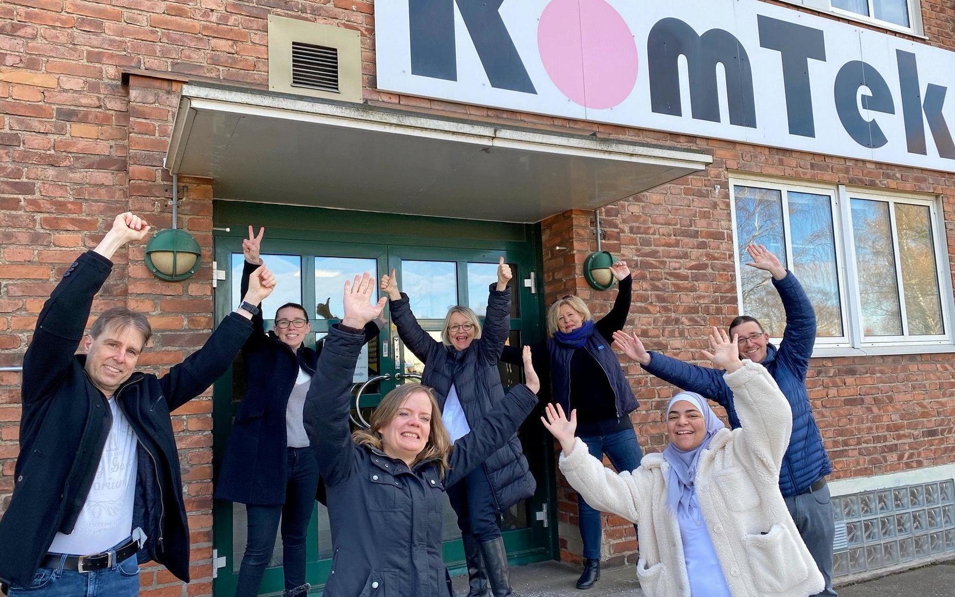 Så här glada blev medarbetarna på Komtek när de fick ta emot utmärkelsen årets bästa arbetsplats 2020. Från vänster: Stefan Bengtsson, Emma Lycke Svensson, Martina Finér, Catarina Carlsson, Gina Andersson, Sima Benni och Bob de Vries.