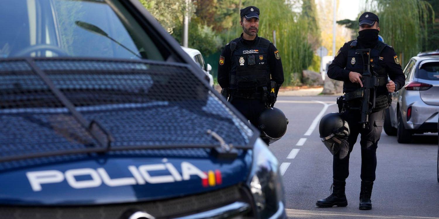 Poliser vaktar utanför Ukrainas ambassad i Madrid.