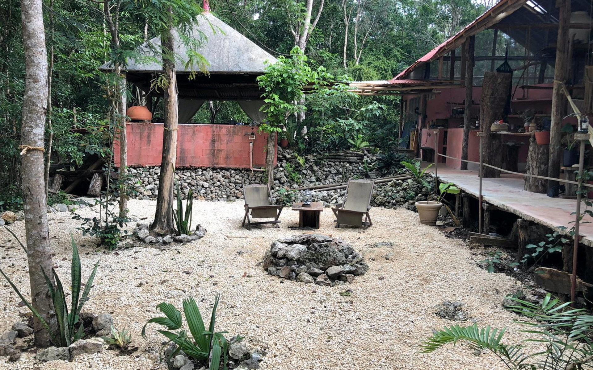 Xango ligger mitt i djungeln, men det tar ändå inte mer än fem minuter med bil till staden Tulum, och tio minuter till stranden. ”Därför är läget perfekt för turister som är ute efter en unik naturupplevelse, men också vill bada och sola.”