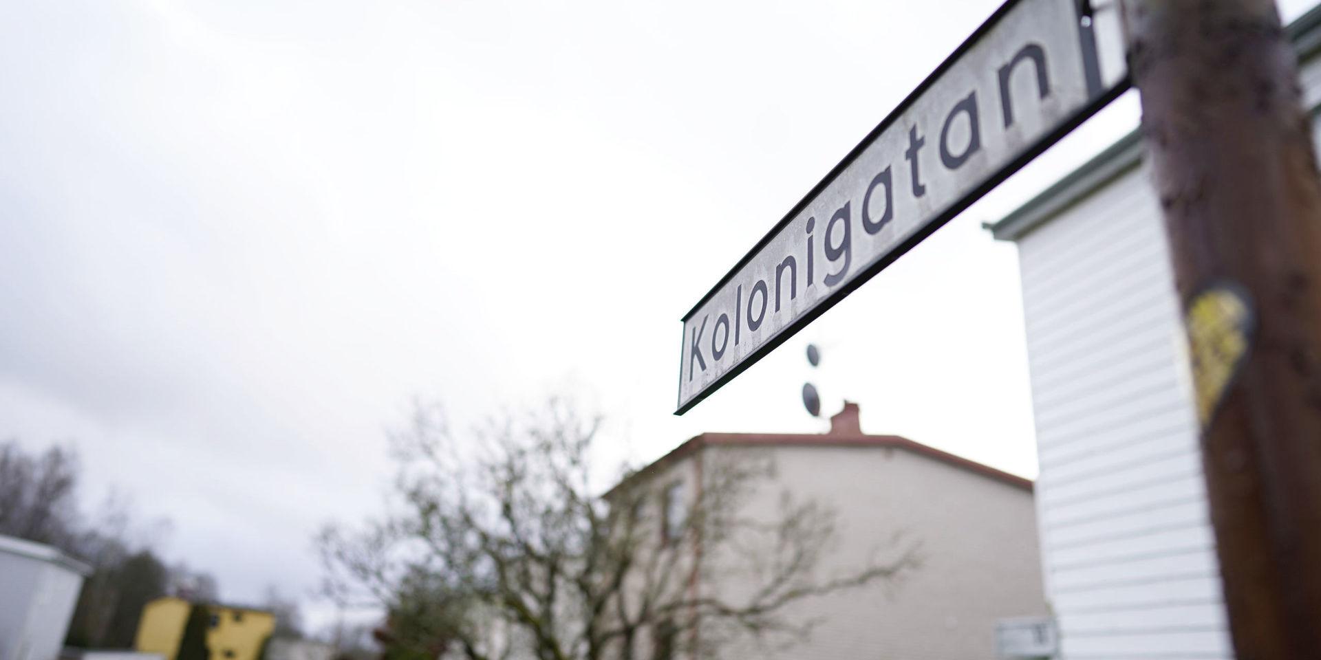Den misstänkte gärningsmannen försvann in i ett villaområde efter knivmordet på en äldre man i Borås.