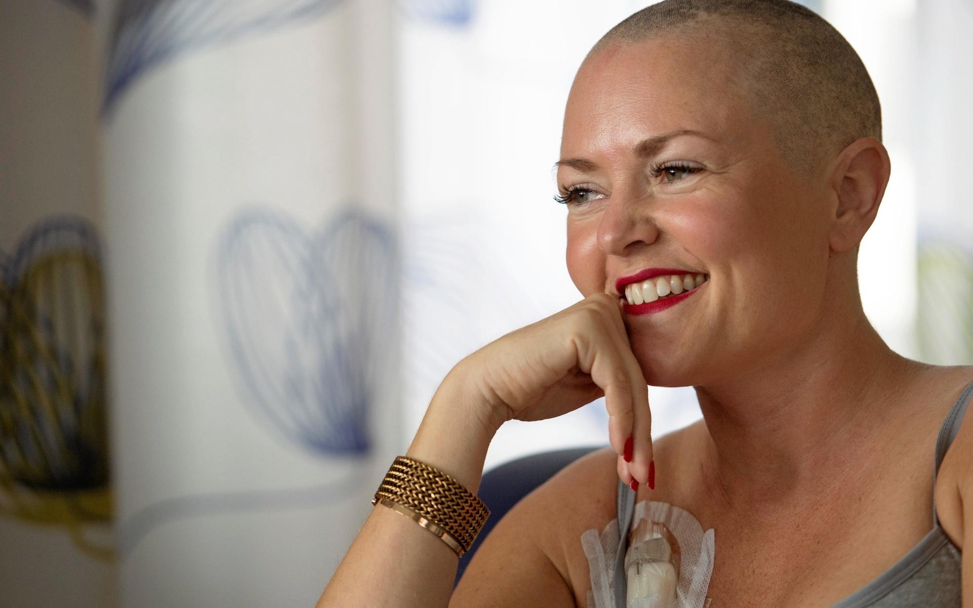 Mathilda Karlsson Wennerström har valt att vara öppen med sin cancer och inte bära peruk. ”Jag valde att istället skaffa en massa färgglada mössor. Man får försöka sätta färg på tillvaron och vara lite cancercool”, säger hon.