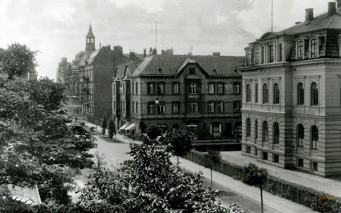 Överblick över Kungsgatan, vid korsningen mot Syskonhamnsgatan. Till höger syns Flickskolan.Bild från Bildstationen.