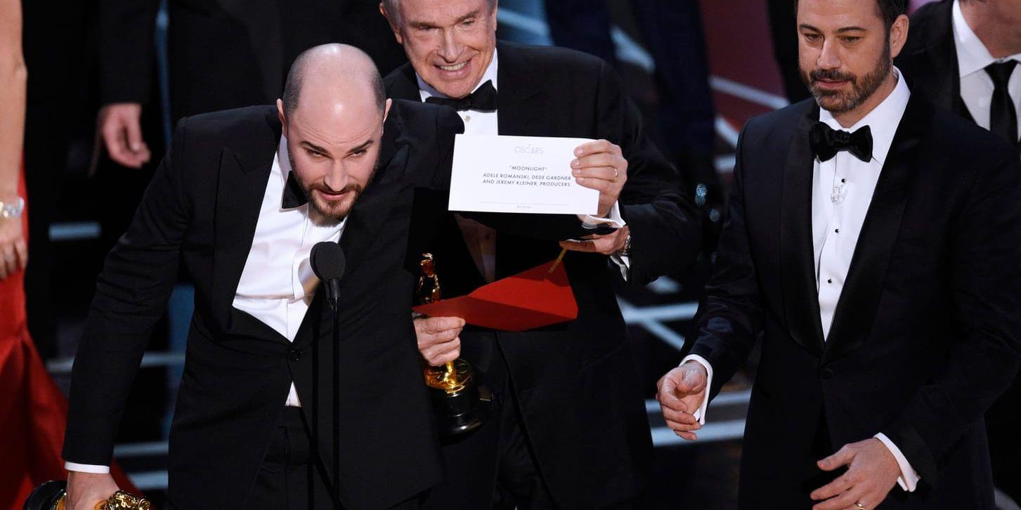 Jordan Horowitz, producent för "La La Land", visar kuvertet att "Moonlight" prisas som bästa film. Arkivbild.