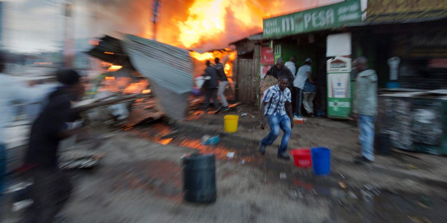 I flera av Nairobis slumområden sattes hus och barrikader i brand under sammanstötningar mellan poliser och oppositionsanhängare i fredags.