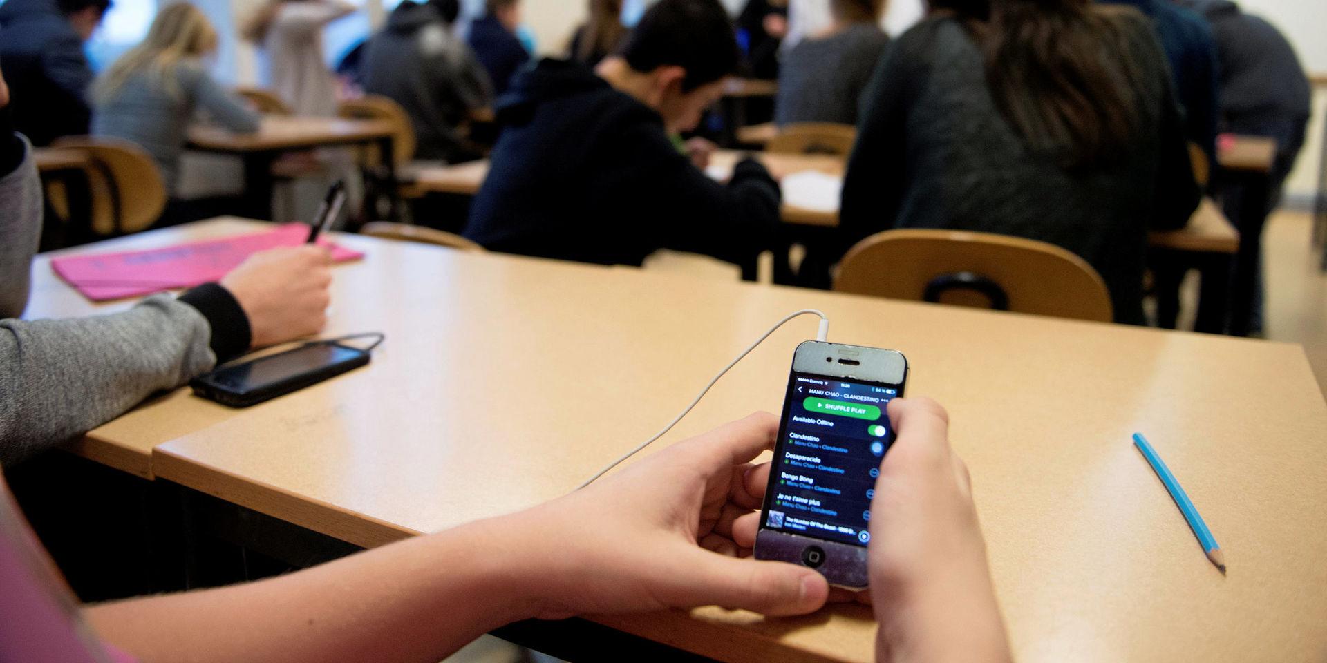 Mobiler stjäl elevernas uppmärksamhet – och deras framtid.