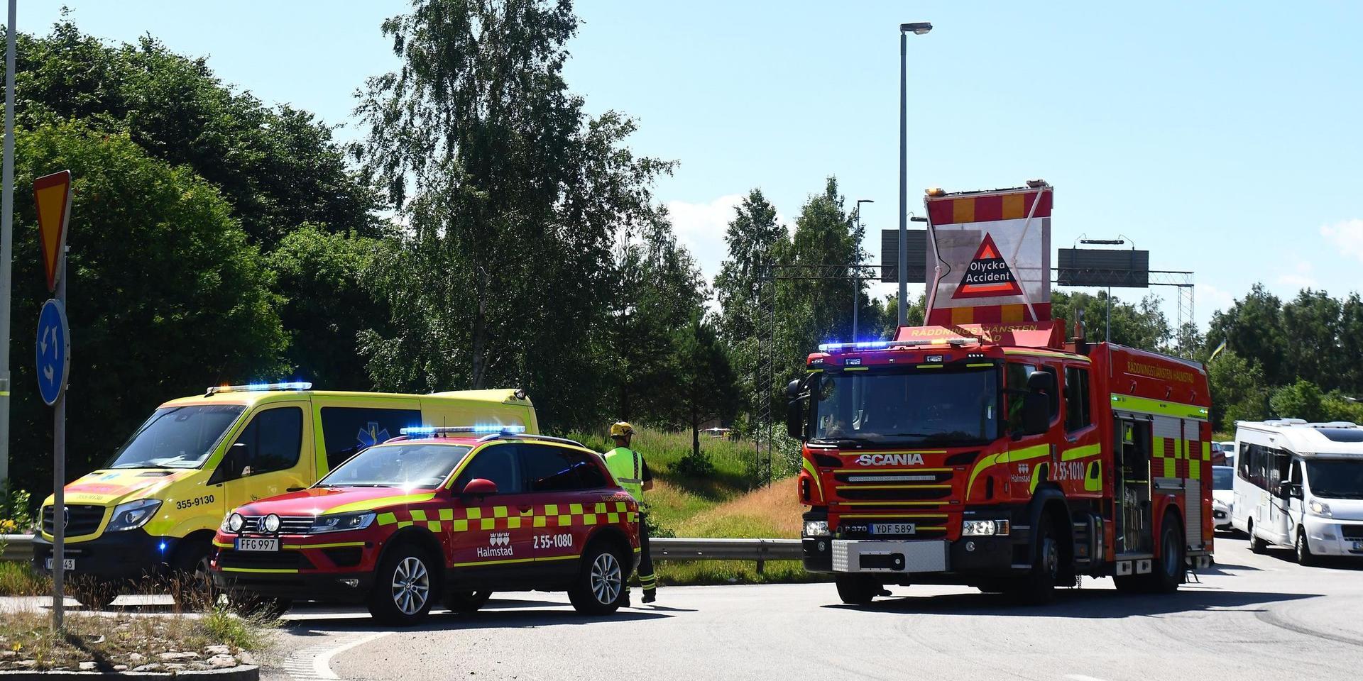 En olycka i rondellen vid Vallås orsakar stopp i trafiken. Två personbilar uppges vara inblandade, men det är oklart om någon kommit till skada.