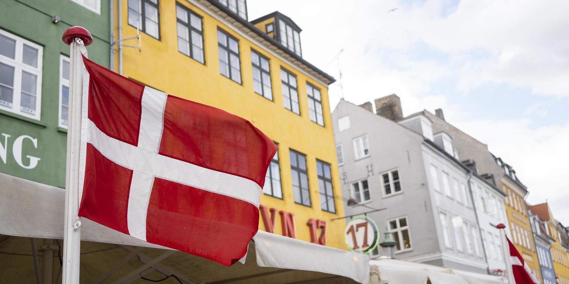 København, Danmark 20200701. Dansk flagga i Nyhavn i København sentrum.Foto: Fredrik Hagen / NTB scanpix / TT / kod  20520