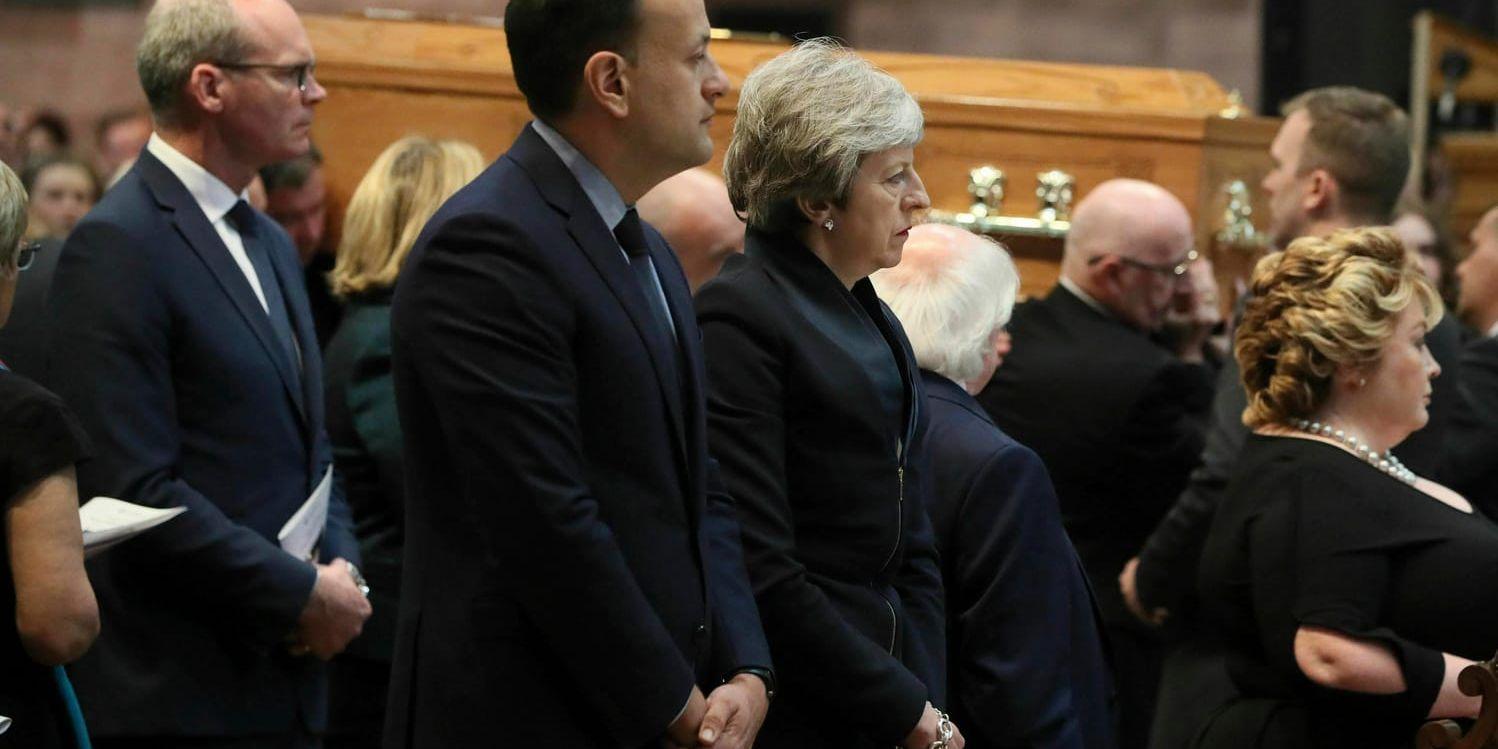 Irlands premiärminister Leo Varadkar med den brittiska premiärministern Theresa May vid begravningen av Lyra McKee i S:t Anne's Cathedral i Belfast.