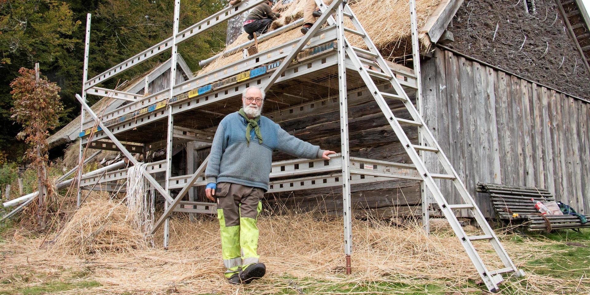  Sten Nilsson är förutom expert på gamla byggnadssätt också ordförande i Ysby hembygdsförening, som äger den byggnadsminnesförklarade ryggåsstugan.