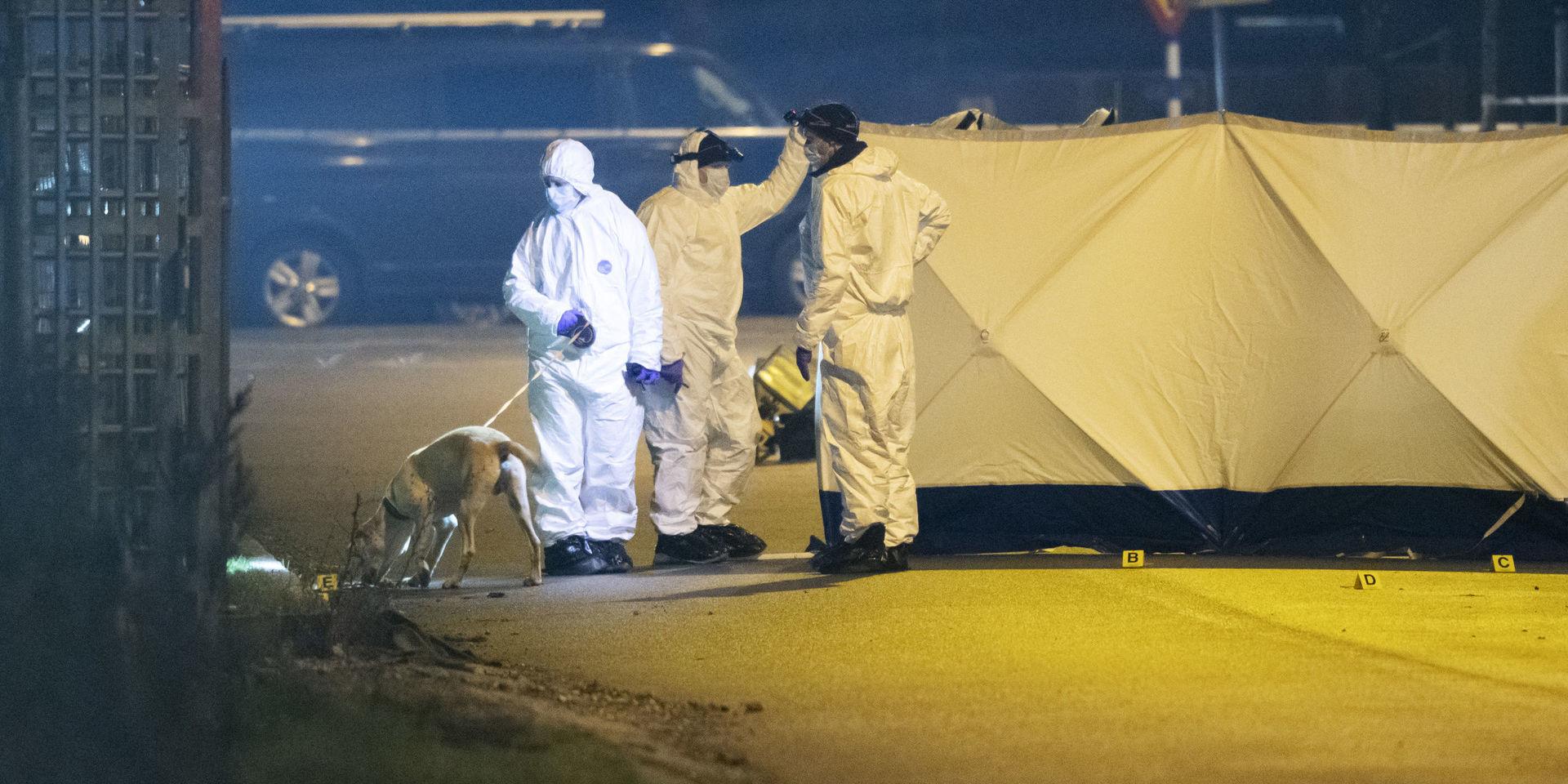 Polisens kriminaltekniker arbetar i Hyllie i Malmö natten till fredag efter det misstänkta mordet.