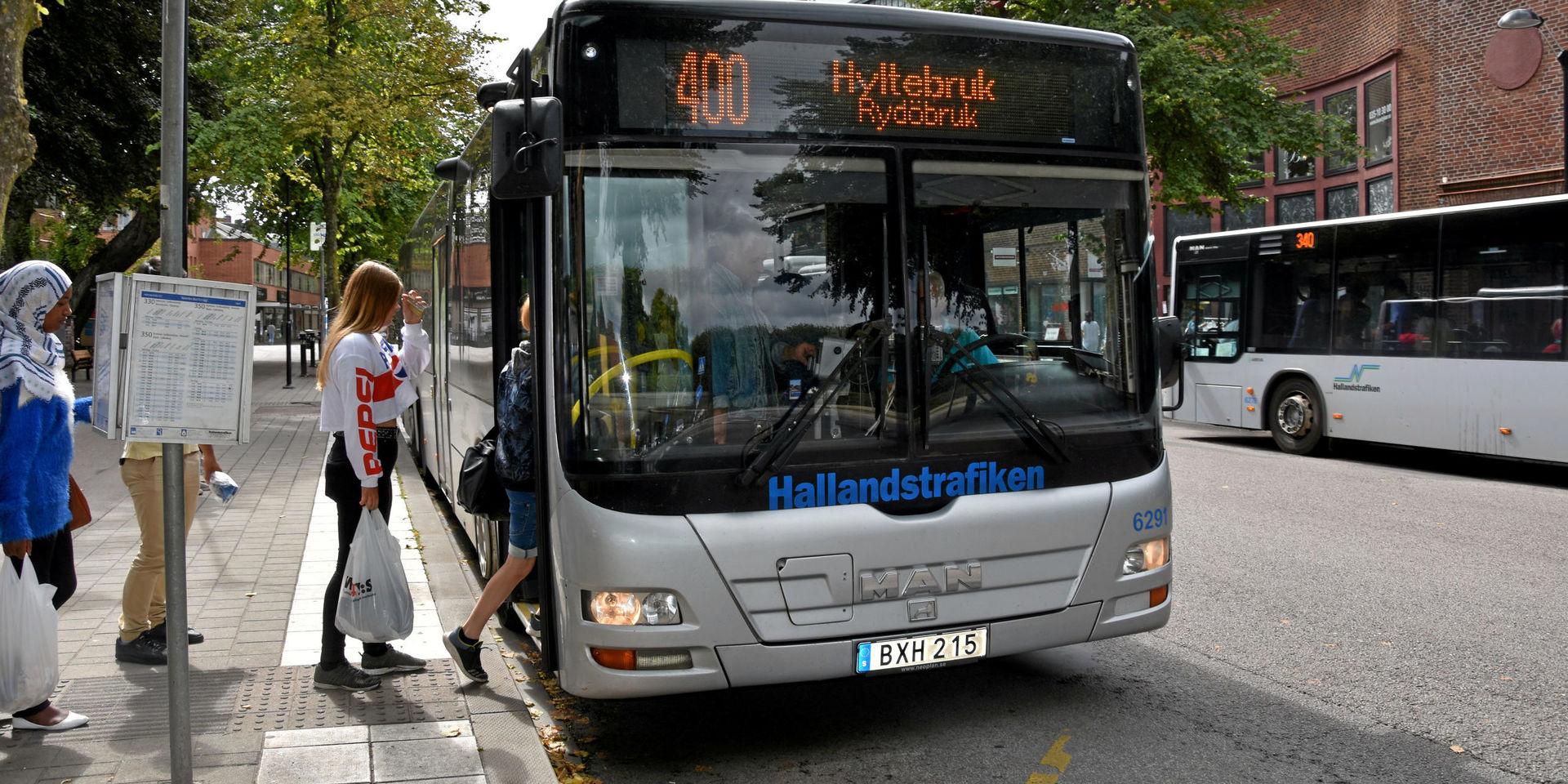 Populär. Sedan förra året har resandet på busslinje 400 mellan Hyltebruk och Halmstad ökat med 15 procent.