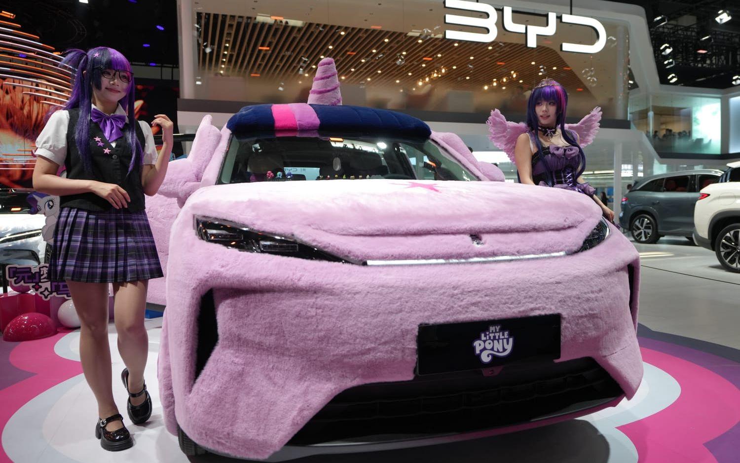 Kinesiska BYD visar upp en av flera modeller i samband med bilmässan i Peking. 