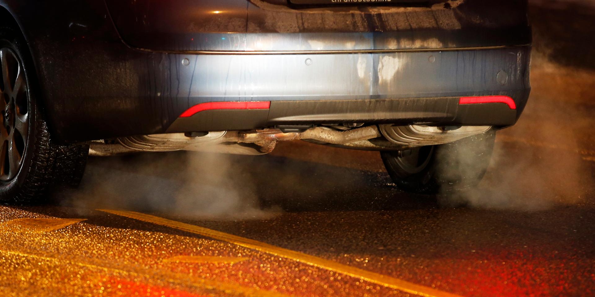 Bil som drivs med förbränningsmotor ska ha avgassystem bestående av avgasrör och effektiv anordning (ljuddämpare).
