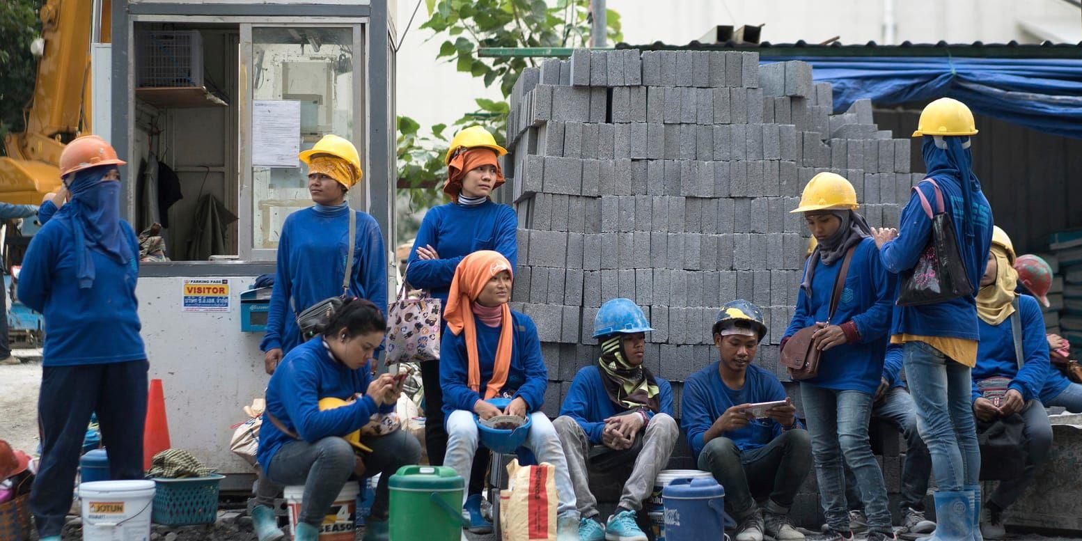 Kambodjanska kvinnor som jobbar på ett bygge i Thailands huvudstad Bangkok. Arkivbild.