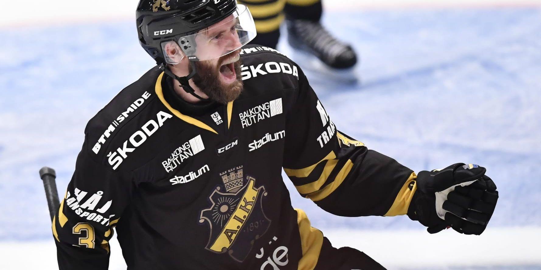 AIK:s Johan Larsson firar sitt 4-1-mål under tisdagens ishockeymatch i hockeyallsvenskan mellan AIK och Modo.