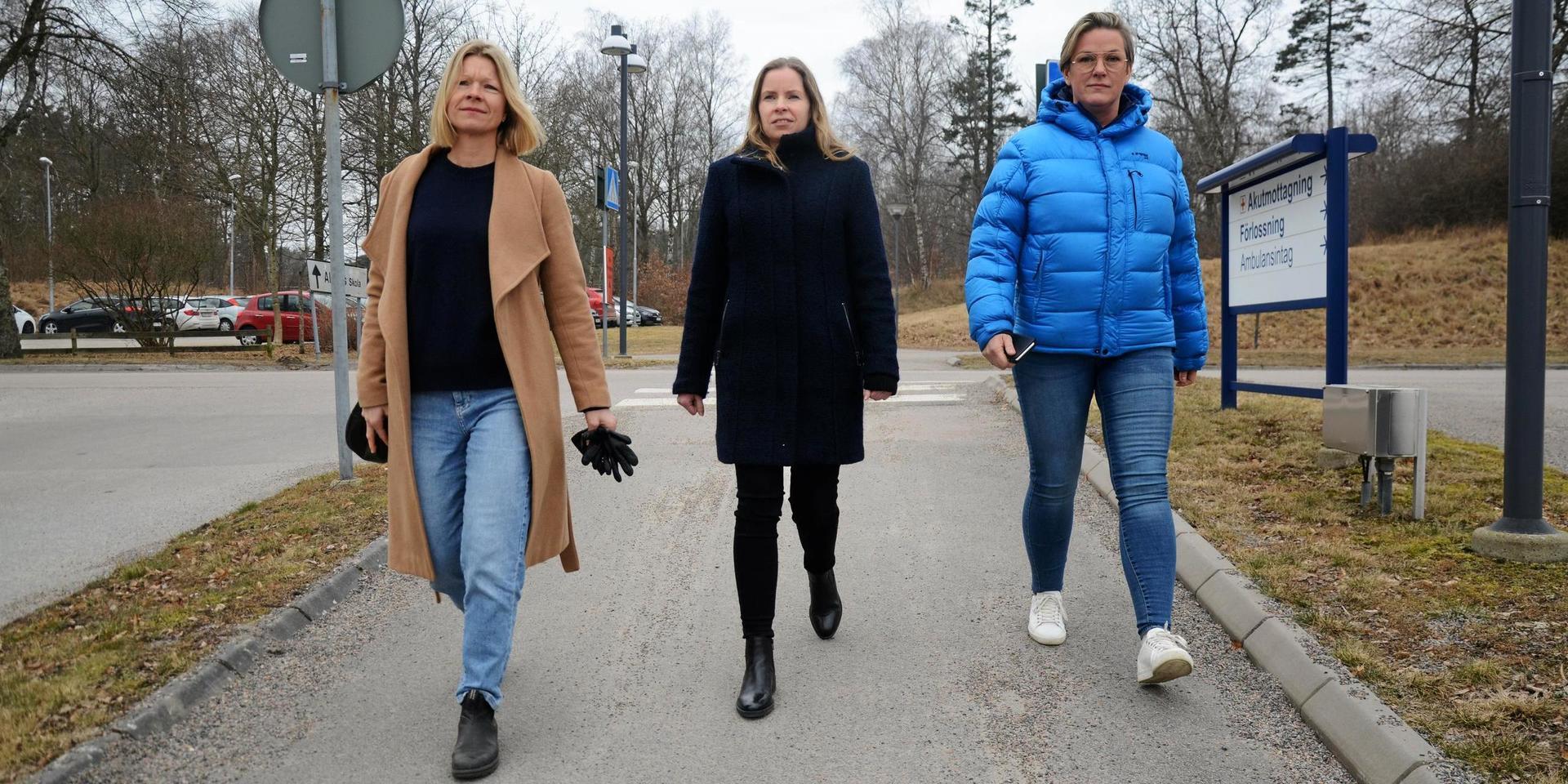 Barnmorskorna Elinor Jönsson Odeback, Therese Edberg och Jessica Bernefjell anser att partnern borde få stanna kvar med den nyförlösta mamman på BB i Varberg.